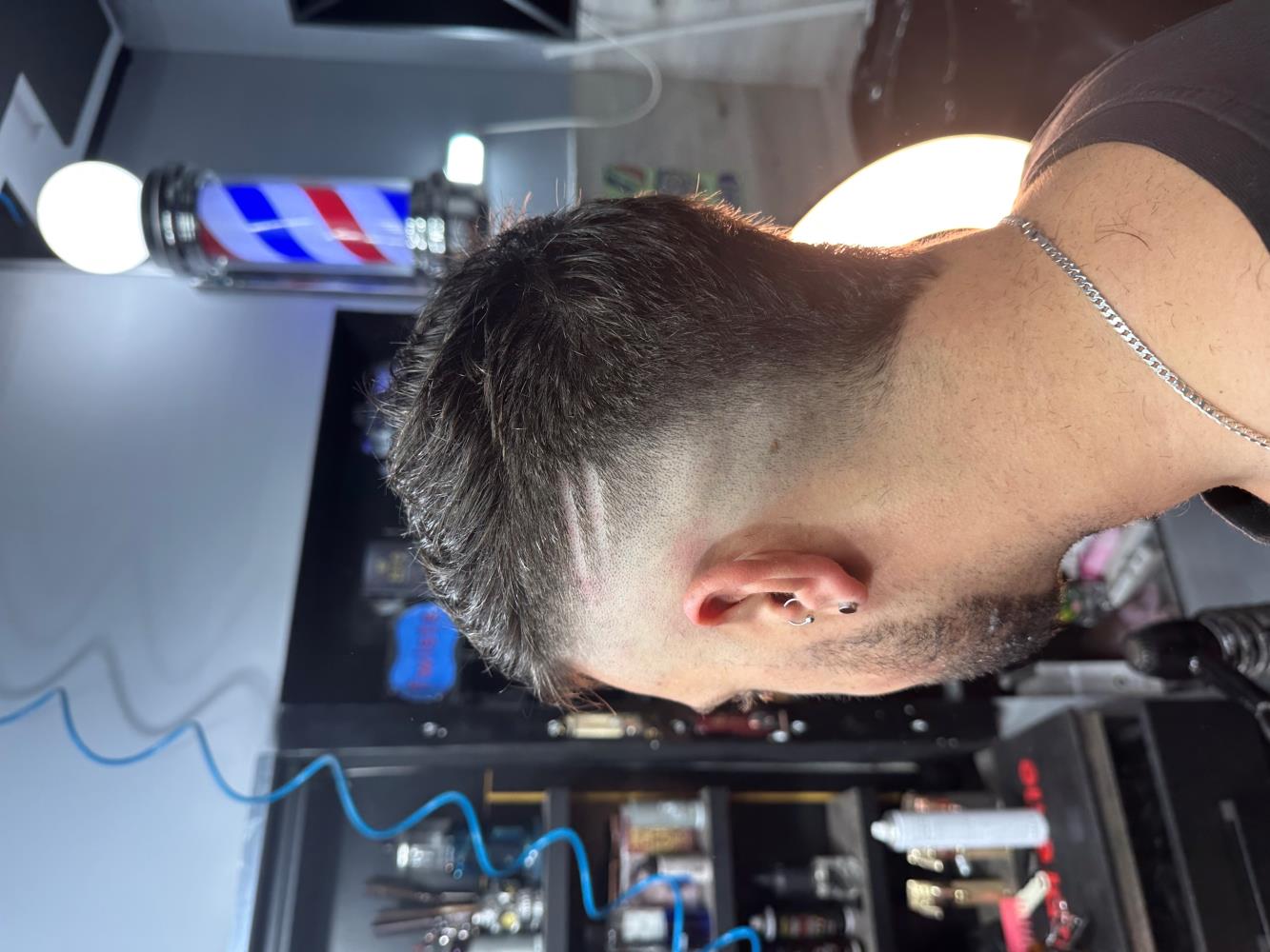 תספורת פייד עם קו מעוצב - Professional fade haircut with styled line